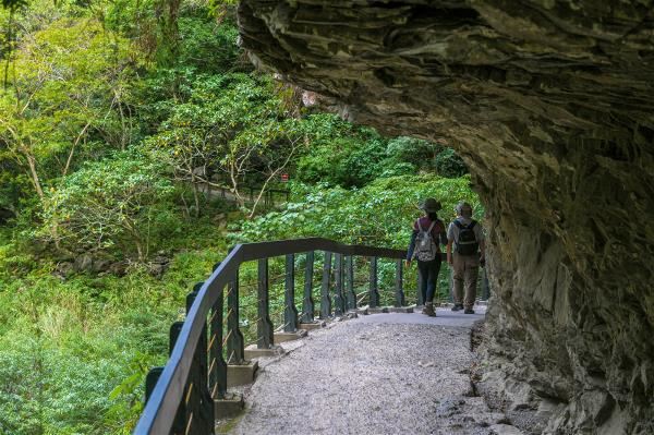 Once a construction road, the Shakadang Trail was blasted out of the rock in the Japanese era for the purposes of building a hydroelectric plant.