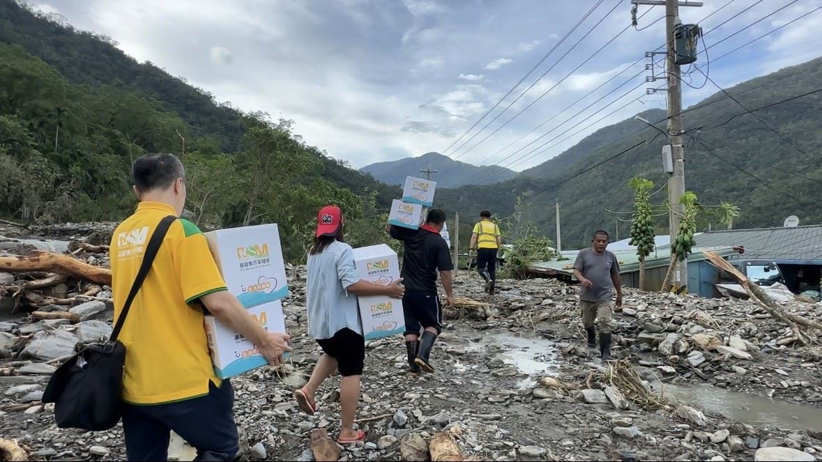 花東災後家園修復以及生活的恢復之路漫長，圖為芥菜種會前往花蓮縣卓溪鄉運送生活物資幫助受災家庭。（芥菜種會提供）