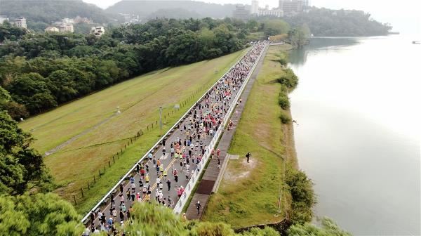 迎著曙光,跑在台灣名勝日月潭,是日月潭環湖馬拉松受跑友歡迎的主因。(中華運動生活協會提供)