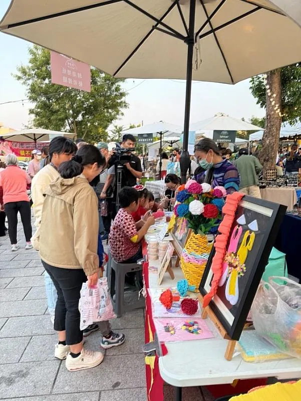 新住民阮氏貞用越南紙捲畫，帶大家體驗越南文化的風采與繽紛。