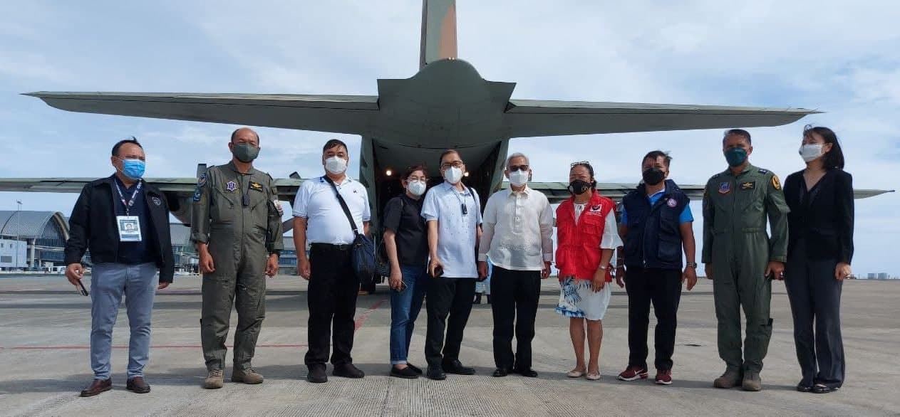 駐菲律賓代表處徐佩勇大使(右5)代表我國政府移交救援物資。