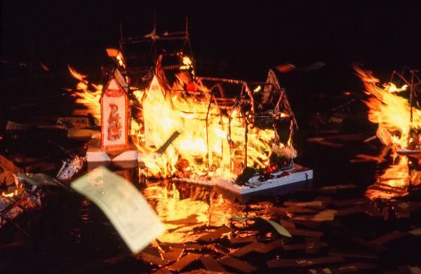 早年不論渡海、渡河,或因水患等意外喪命,並不罕見,普度前一日會燃放水燈,指引水中的孤魂來陸上接受供養。(外交部圖庫資料)