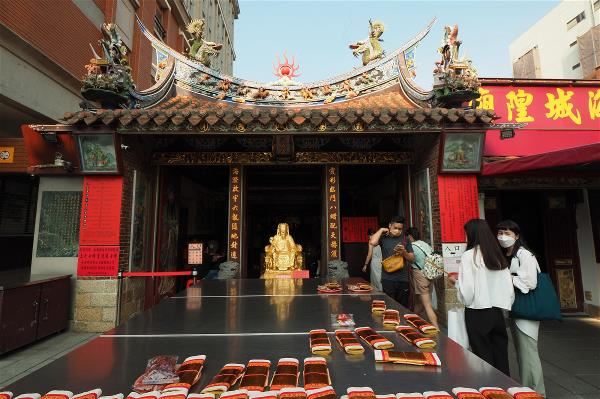 Products piled up on display on covered sidewalks are a common sight on Dihua Street.