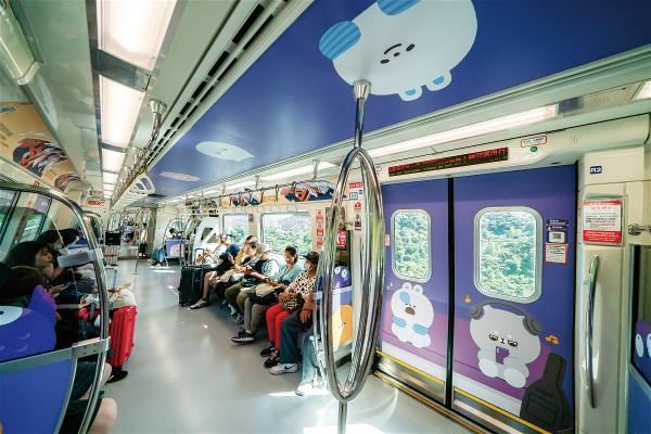 Taoyuan Metro has partnered with Dcard’s “dtto friends” to create colorful graphics that use the popular characters to showcase local foods.