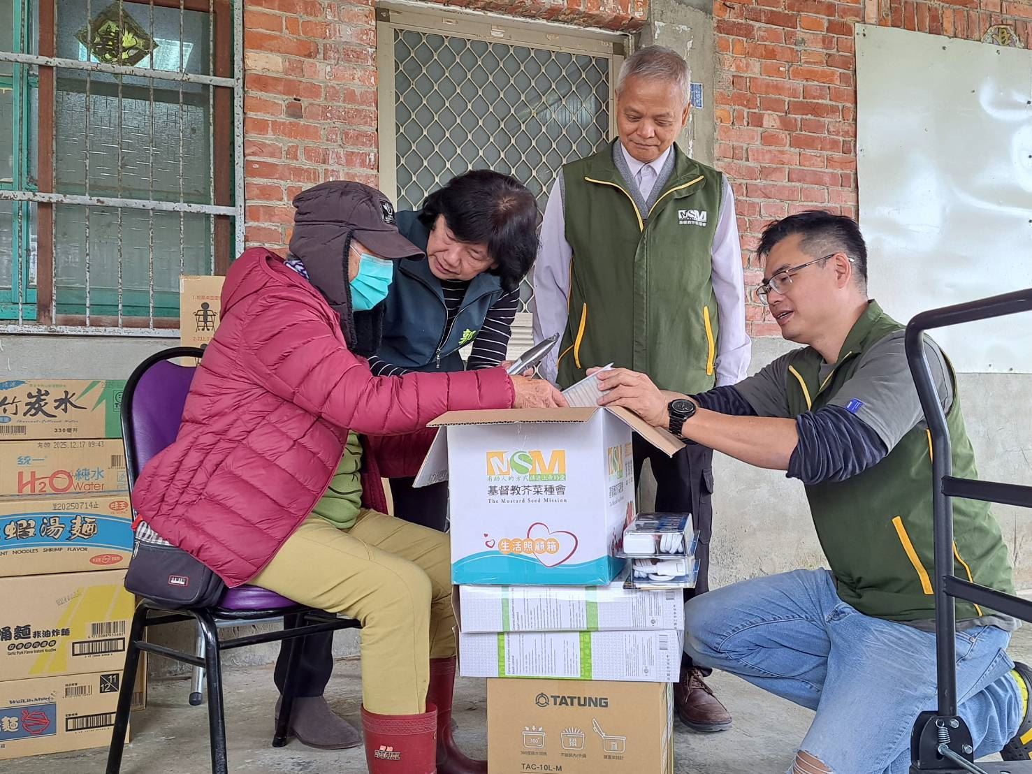 芥菜種會帶來提供生活家電與物資，因應家戶即時性的需要。