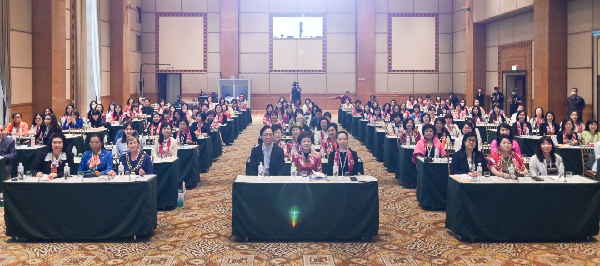 亞太地區各國女性青年領袖合影。（圖／桃園市政府新聞處提供）