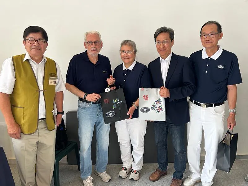 張副代表與Picanya市市長Josep Almenar I Navarro(左二)及慈濟基金會幹部、志工合影