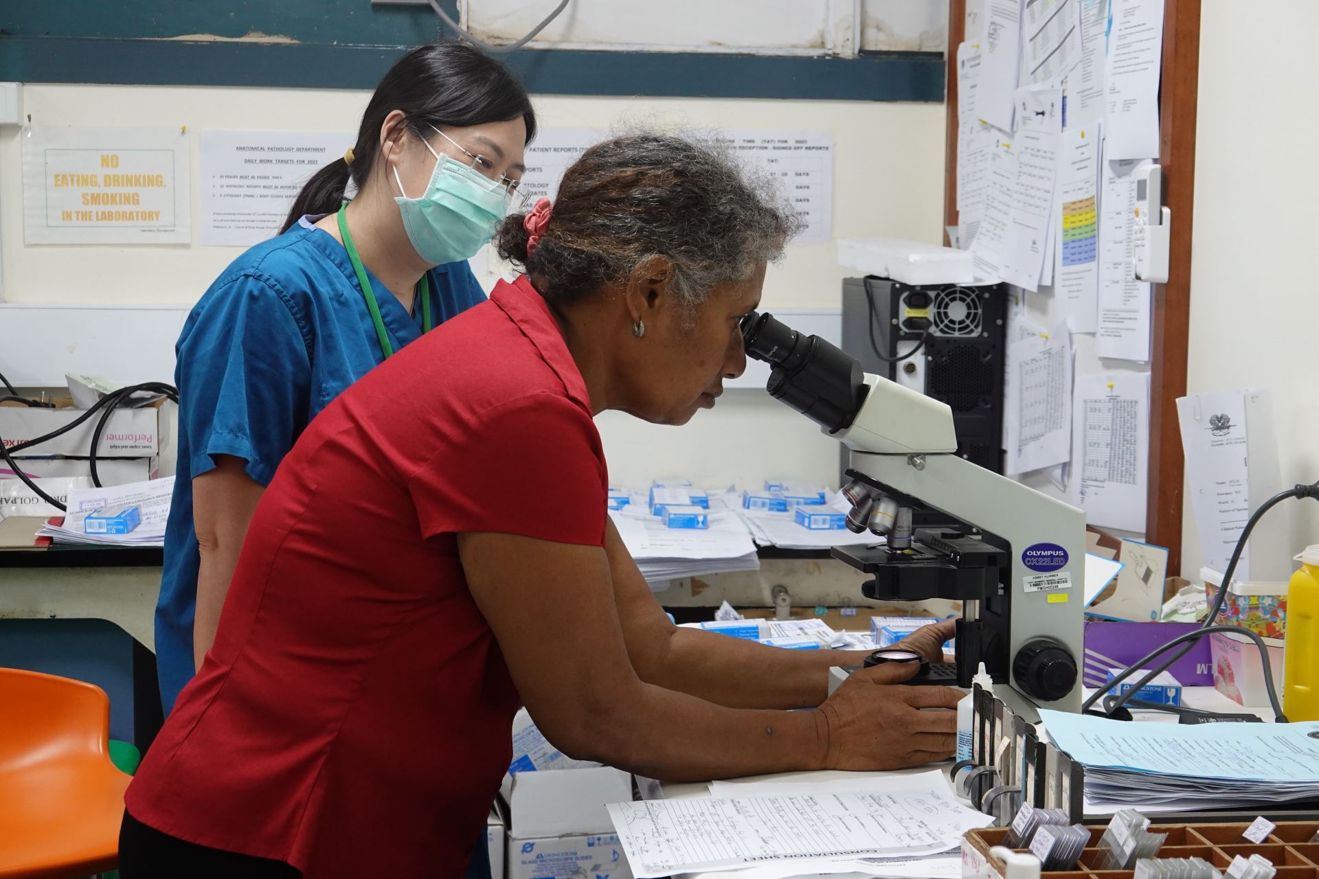 Pathologist Mrs. Lee communicated with local technician