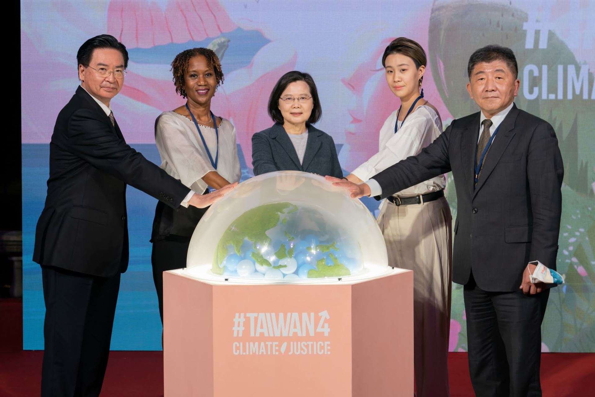 （由左至右）外交部長吳釗燮、哈菁絲大使、蔡英文總統、氣候少女王宣茹、衛福部長陳時中啟動女力外交專案系列活動裝置球體，象徵臺灣致力對抗氣候變遷的決心。