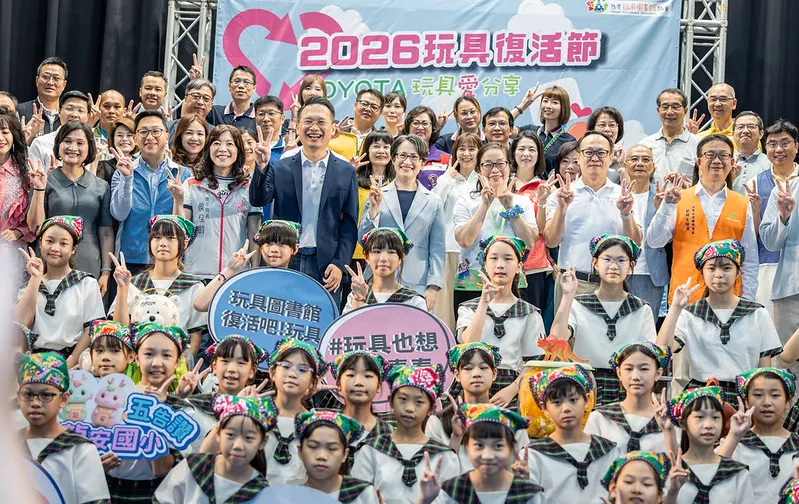副總統與今日參與活動的夥伴、志工及小朋友們開心合影