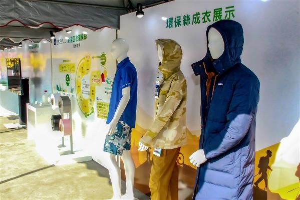 金洲與台化合作,將尼龍解聚還原回「己內醯胺」,再進行聚合造粒、抽絲、織布等,轉成為高品質的環保時尚機能服飾。(金洲海洋提供)