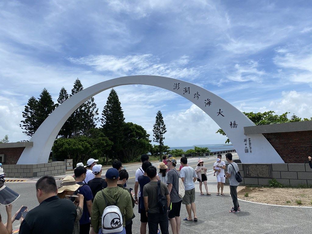 澎湖近年成為熱門觀光地區，旅遊旺季可以看到大批遊客湧入。資料照。李蘇竣攝