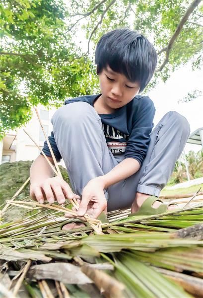 辨認植物、做掃把，孩子在生活中學習部落的智慧。