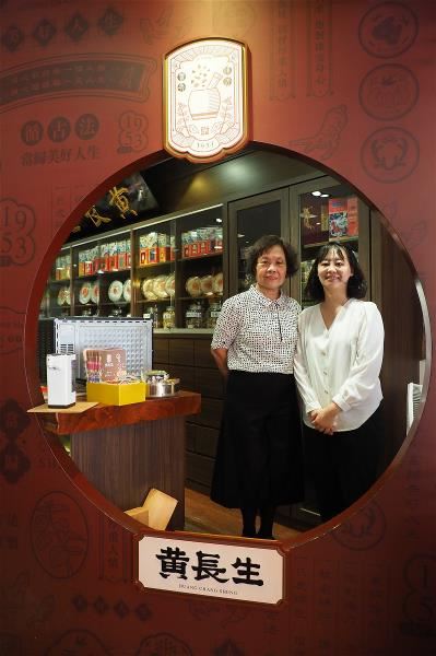 Mother and daughter Huang Xiuzhen (left) and Liao Ting-yen (right) are working hard to bring Chinese medicinal herbs back into ordinary people’s lives.