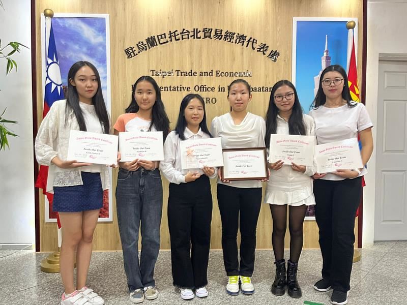 本次獲得亞洲女兒獎Change Makers團體獎的蒙古Inside Out team獲獎女孩，隊長GANTSETSEG B.(右3)、NOMIN T.(右2)、MUNKHJIN B.(左2)、BAYASGALAN Kh.(左3)、ENKHTUYA E.(右1)及ENKH-UNFRAL B.(左1)。