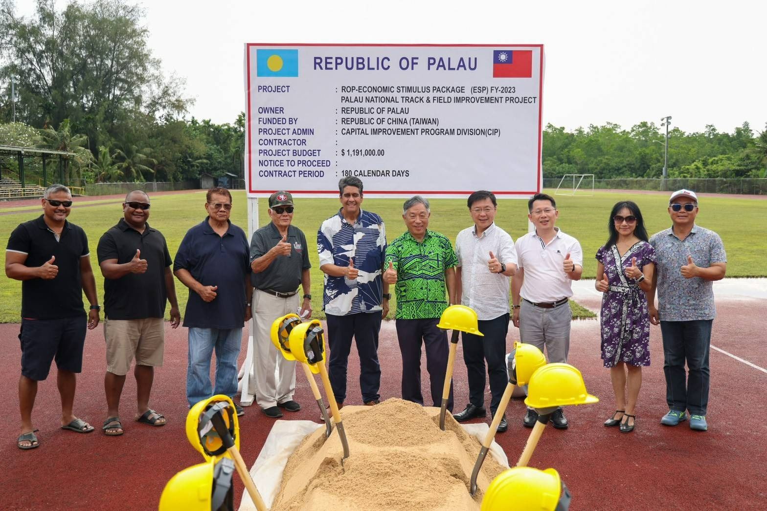 惠恕仁總統（左五）、田政次（右五）、趙委員（右四）、明處長（右三）、黎大使（右二）及周司長（右一）於動土儀式後合影。