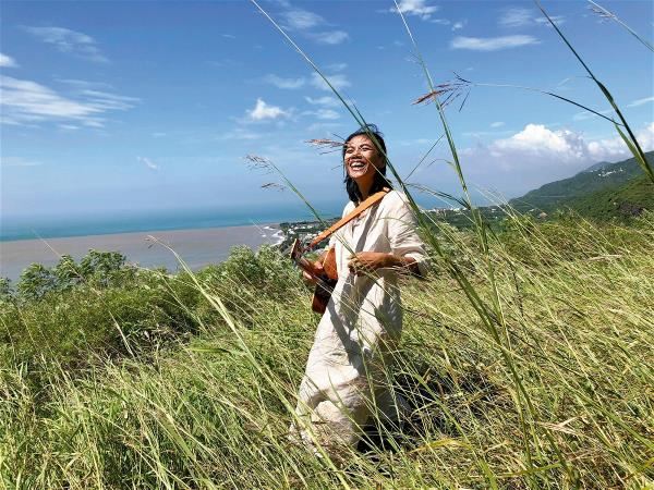 戴曉君在屏東拍攝小島大歌新專輯單曲〈Madjadjumak〉(中譯:彼此找到)的音樂影片。