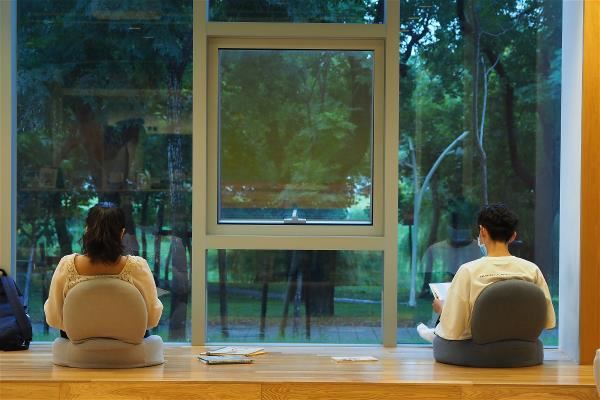 屏東縣立圖書館一隅的閱讀風景。