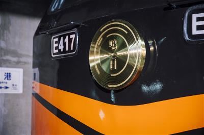 鳴日號的金屬車頭牌與致敬柴油車頭的V字線條，具設計感的外觀，吹響美學復興的號角。
