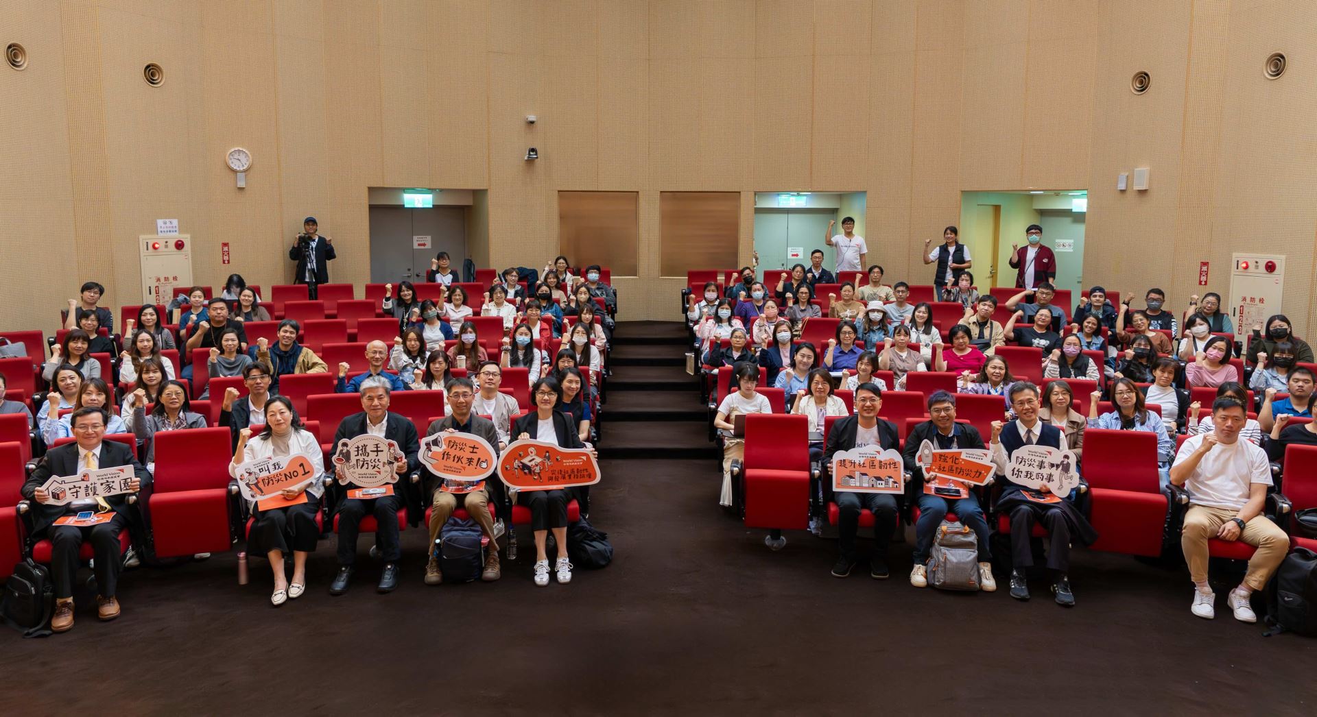 台灣世界展望會主辦災後社區韌性與發展實務論壇,前內政部長李鴻源教授專場演講;內政部政務次長馬士元、台灣世界展望會、慈濟基金會、基督教芥菜種會共同與談災後韌力(照片提供:台灣世界展望會)