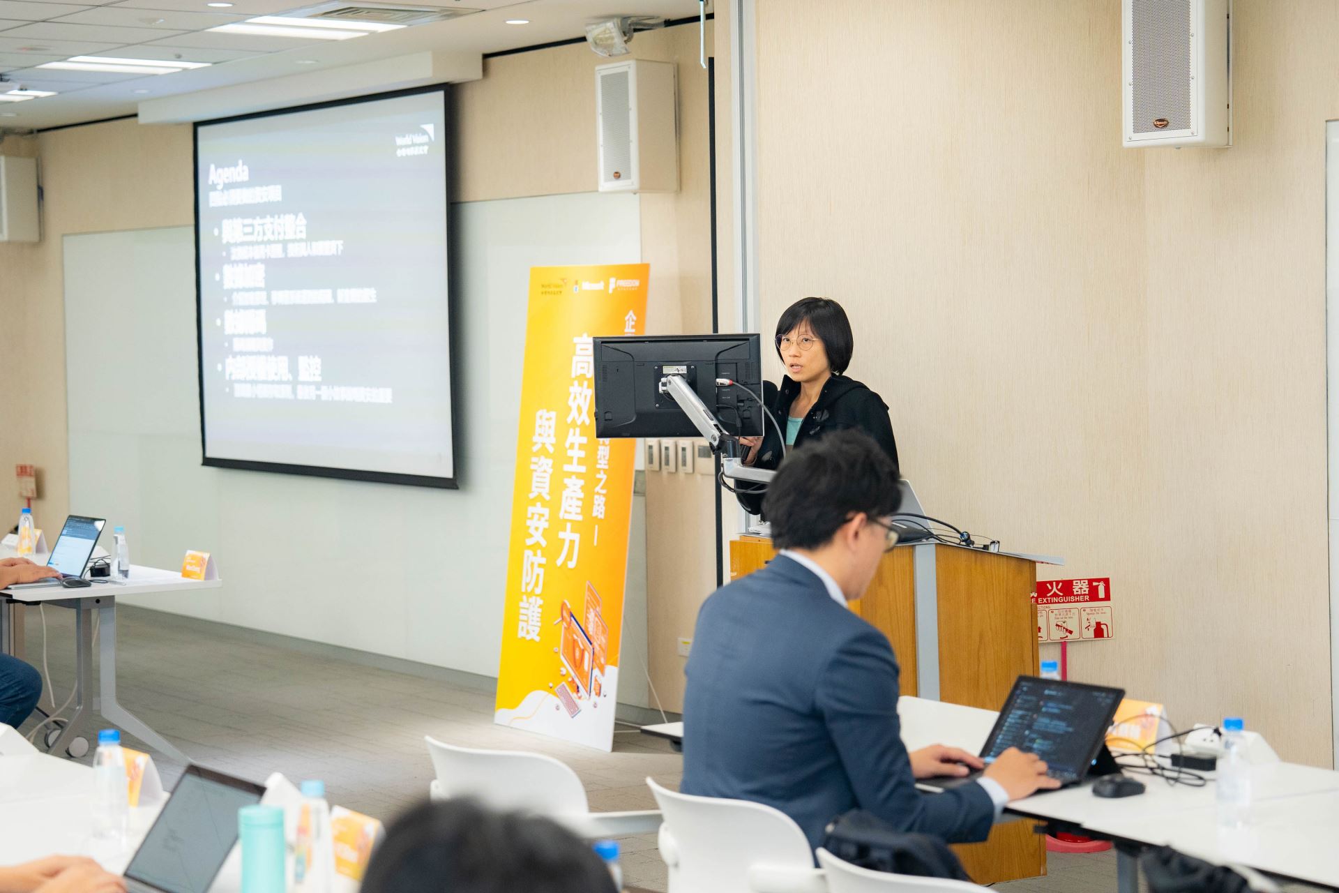 台灣世界展望會系統維運部主任劉思捷分享如何透過Azure在第三方支付整合、數據加密、數據隱碼以及內部授權使用監控四部分進行數位轉型。（台灣世界展望會提供）