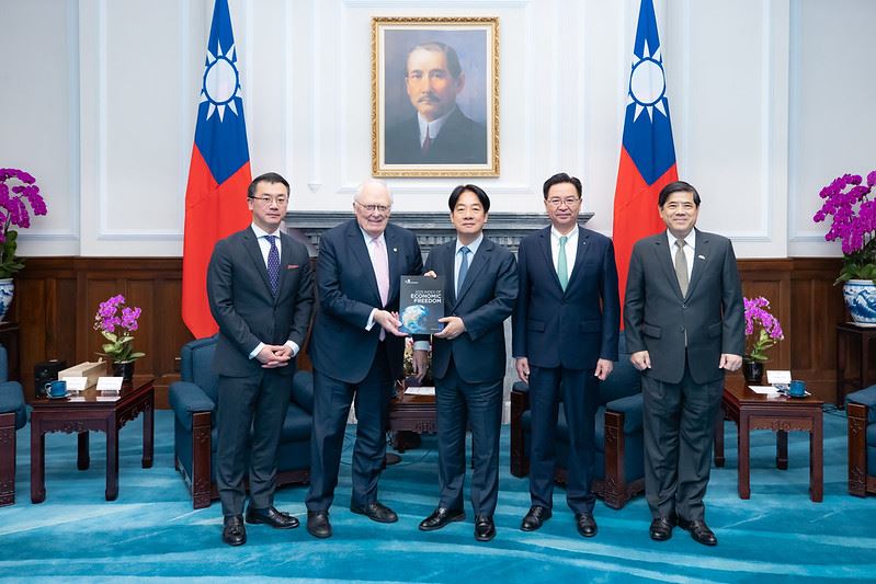 President Lai poses for a photo with a delegation led by Dr. Edwin Feulner, founder of the Heritage Foundation.