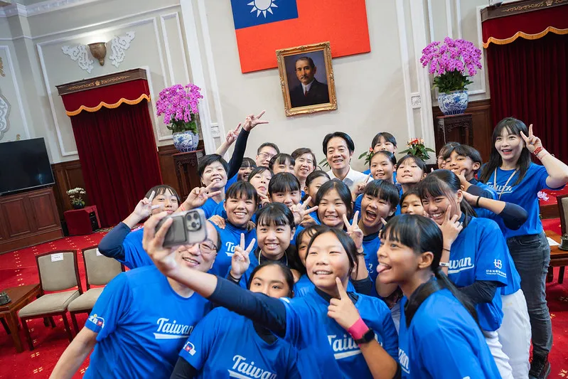 賴清德總統昨(16)日上午接見我國參加「2025貝比魯斯聯盟U16世界女子壘球賽」臺北市立北投國民中學代表隊
