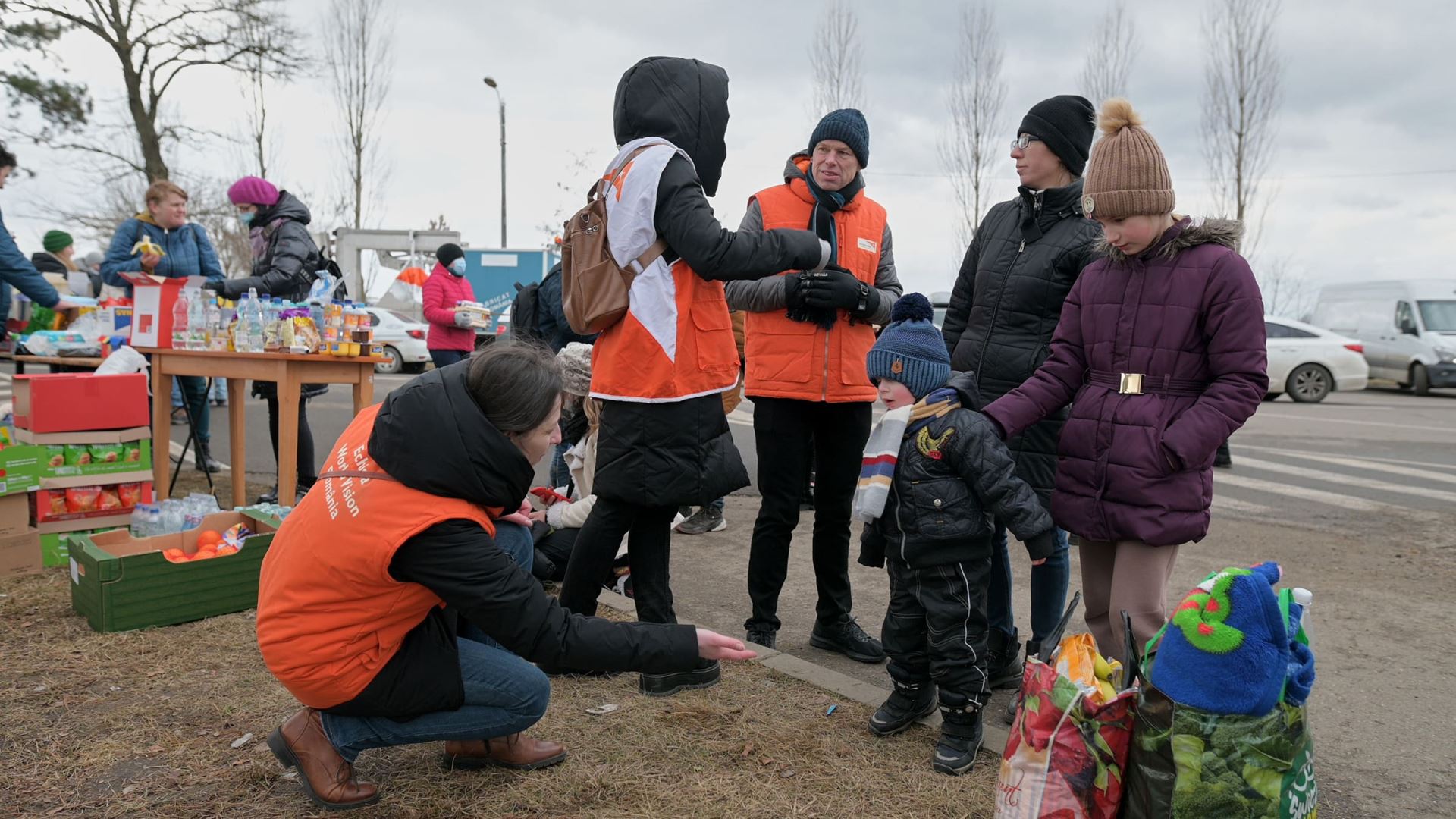 世界展望會於衝突升溫第一時間便加入救援，在烏克蘭與羅馬尼亞邊界城鎮錫雷特為一路顛沛的難民提供食物、飲水及心理關懷(台灣世界展望會提供)