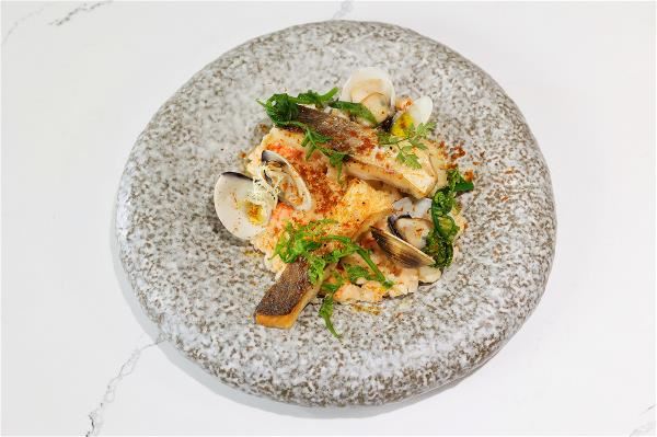 透過奶油、高湯燉煮過的燉飯基底,配上蛤蠣、午仔魚和過貓等台灣食材,是為一道充滿台味的燉飯料理。