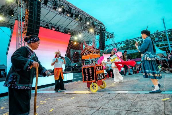 Music, art, and religion have no borders. The Feng-Chung-Teng Spirit Guiding Group has brought modern aesthetic sensibilities to bear on Taiwan’s funerary soul-guiding chants. The performance is just as powerful as the traditional rituals that inspired it.