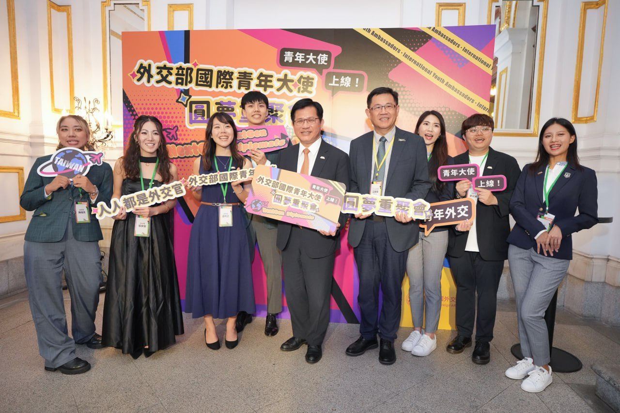 外交部長林佳龍(中)及非政府組織國際事務會執行長江振瑋(右四)與青年大使們合影。