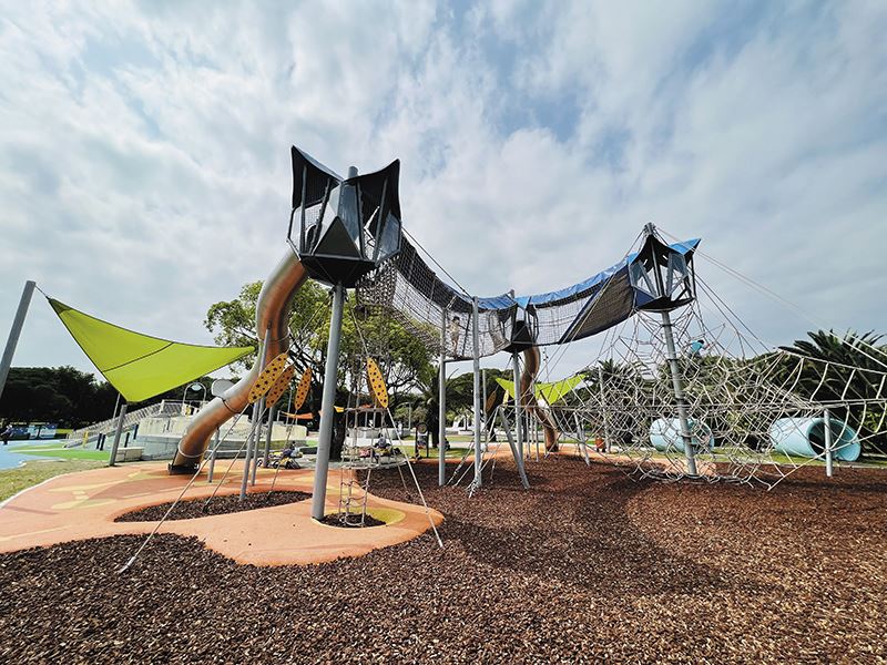 The playground at Xinsheng Park in Taipei City draws attention to the environment by choosing wood chips over plastic as the ground cover. (Photo courtesy of Taiwan Parks and Playgrounds for Children by Children)