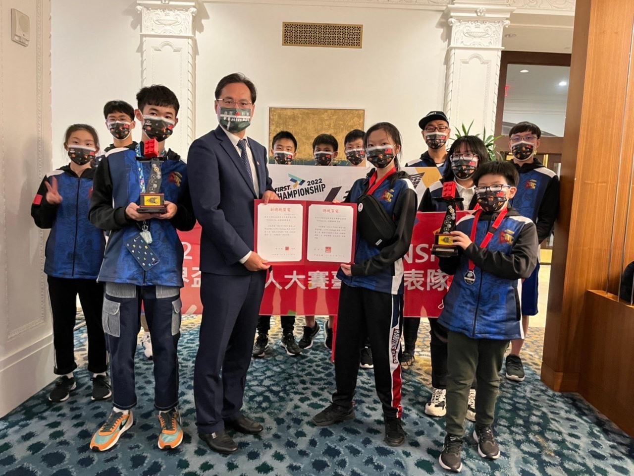 駐休士頓辧事處羅復文處長在賽後即赴會場慰問團隊，並特別轉致蔡英文總統及賴清德副總統之賀電予得獎隊伍。