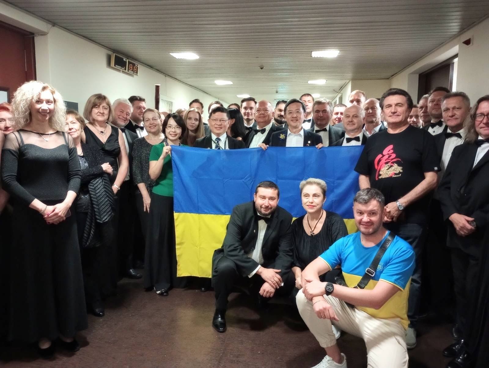 外交部政務次長李淳與團員合影。