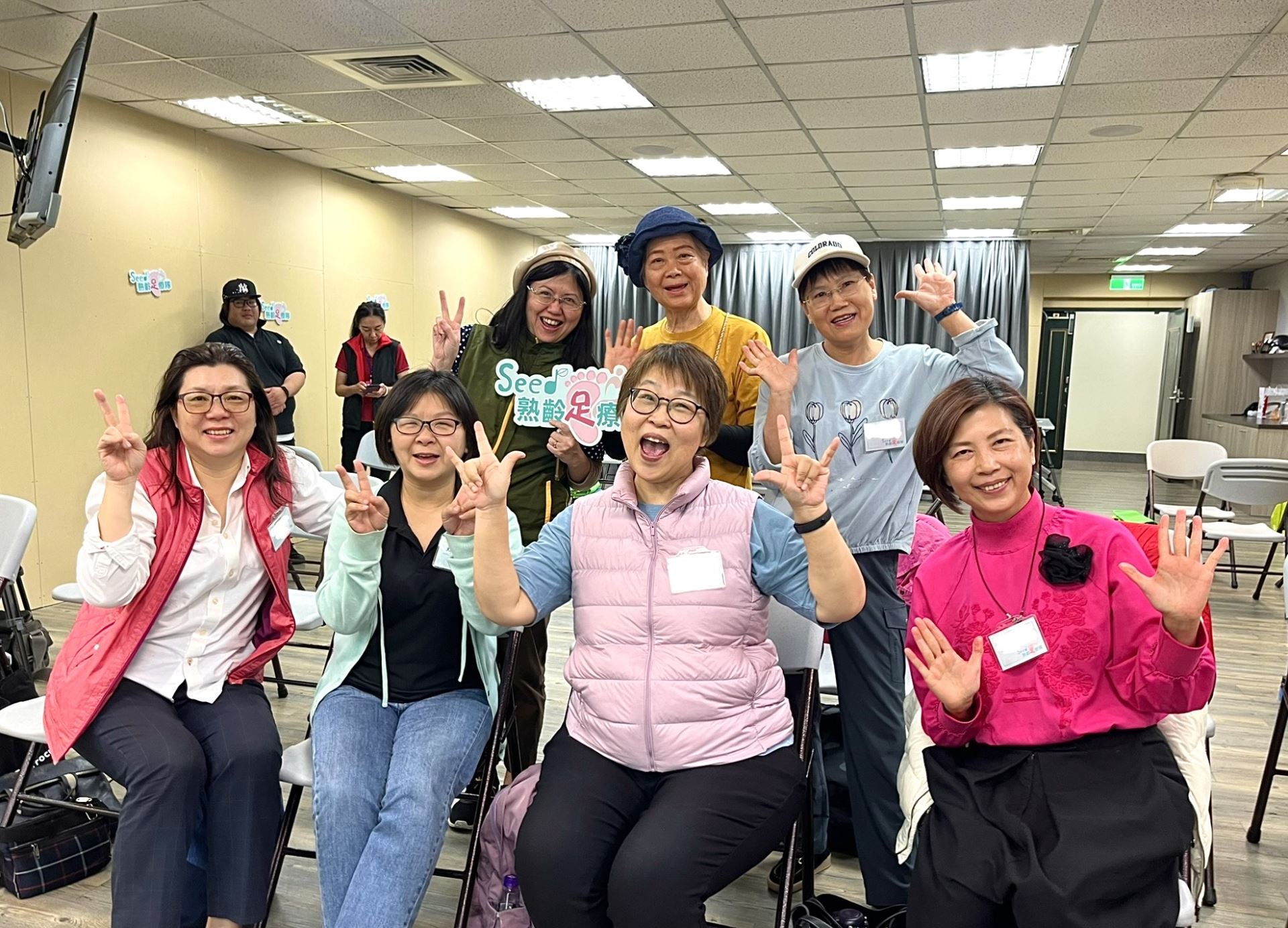 證照受贈現場明顯感受到學員們鬥志高昂,完全不輸年輕人的活力。(芥菜種會提供)