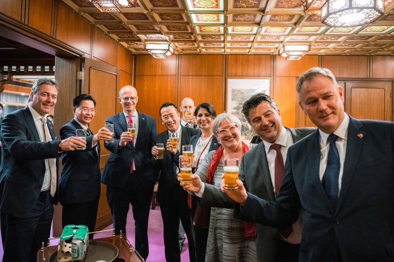 外交部長吳釗燮歡迎德國國會人權委員會訪團。