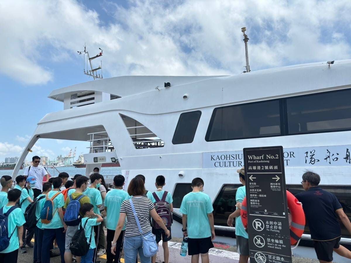 學生前往搭乘文化遊艇