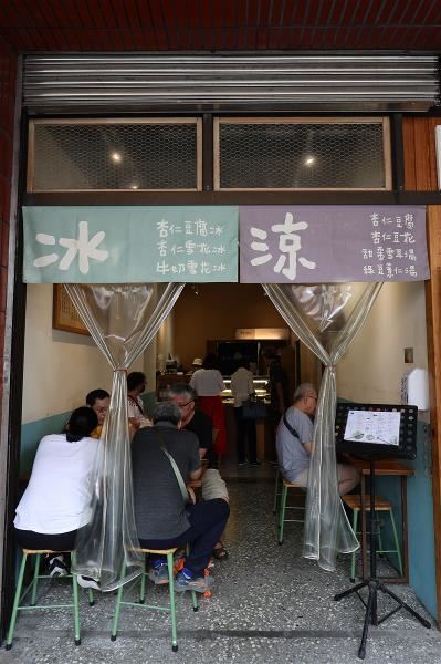 迪化街上開了不少冰品店,客人絡繹不絕。