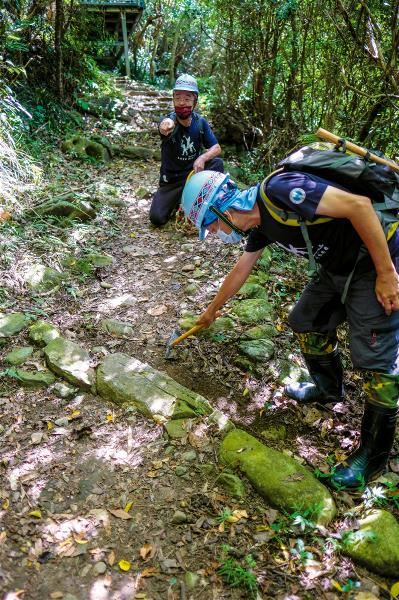 Taroko National Park is rich in natural resources, and the trail volunteers can easily find materials for maintaining the trails wherever they happen to be.