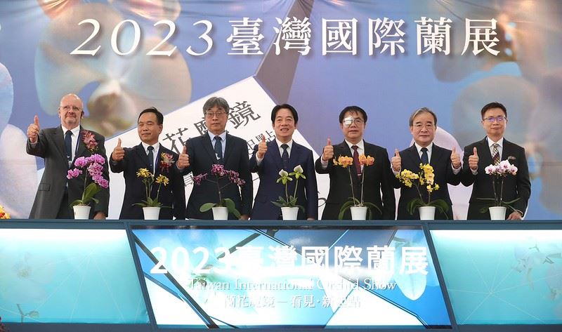 副總統與貴賓共同完成啟動儀式