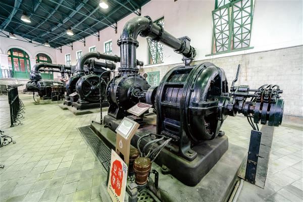 唧筒室內放置著巨大的抽水機。