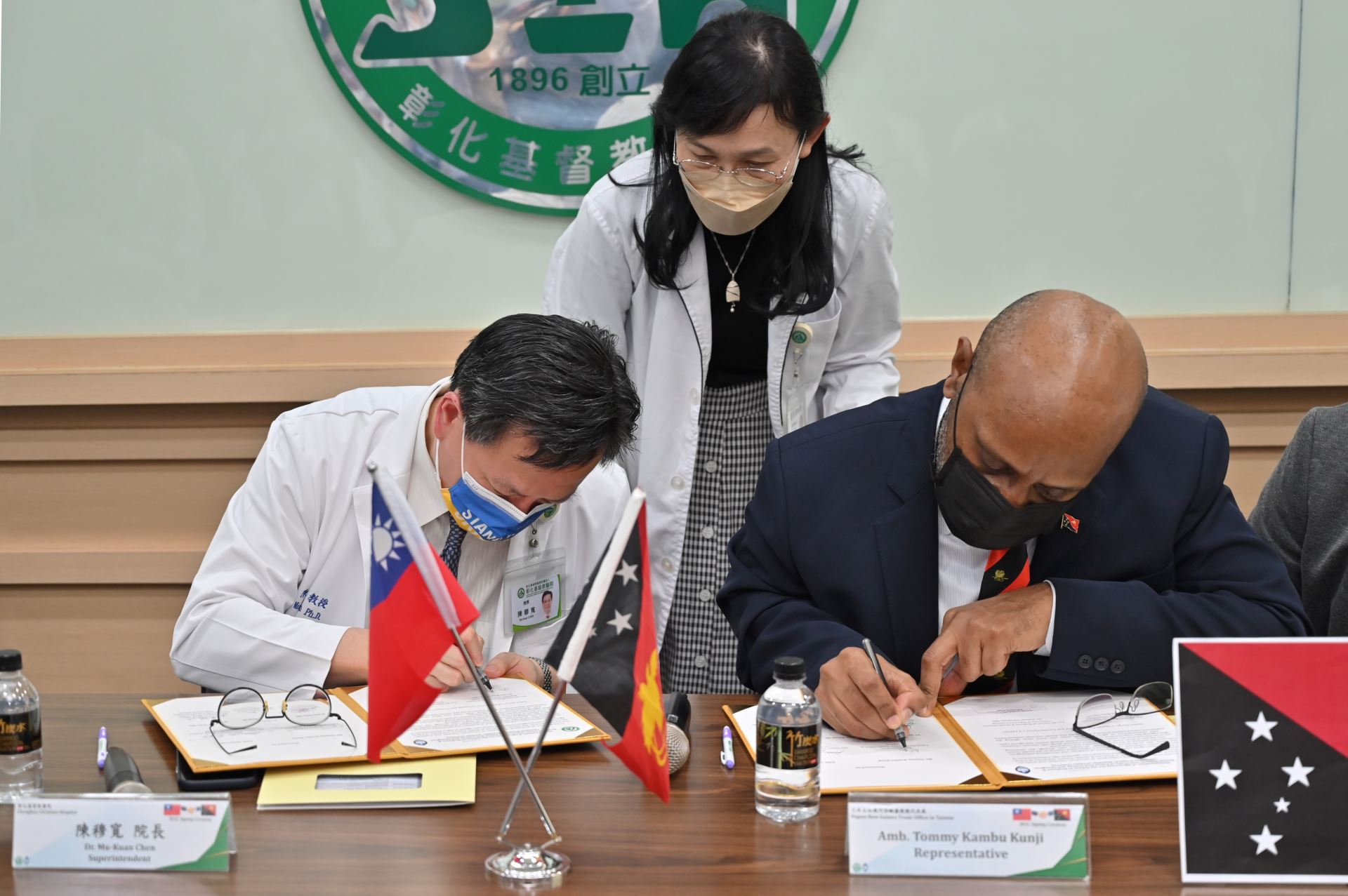 彰基院長陳穆寬教授（左）及巴布亞紐幾內亞駐臺商務代表處代表Mr. Tommy Kambu Kunji（右）簽署合作備忘錄。