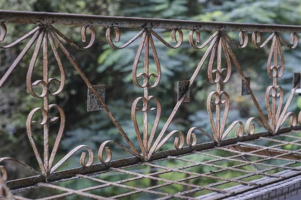 鐵窗花是充滿自由的表現，也呈現了當年台灣鐵工匠的工藝。（莊坤儒攝）