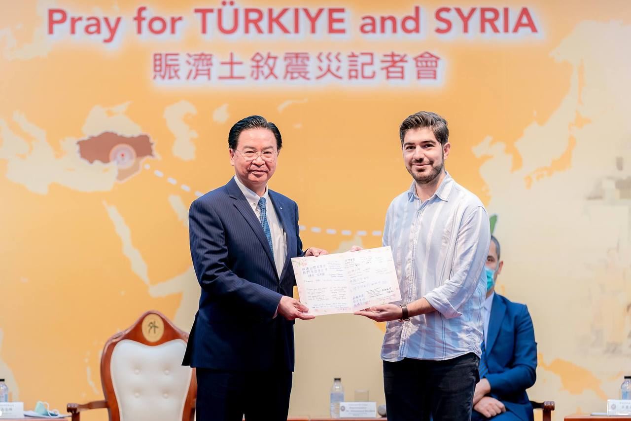外交部長吳釗燮接受土耳其僑民代表圖佳（Tolga Erdoğan）致贈感謝卡。