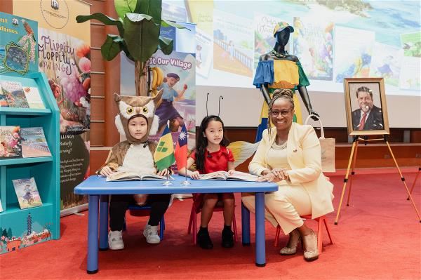 聖文森國贈送優選英文圖書給國家圖書館,安排永安國小學生朗讀英語繪本《蝴蝶之冀》(Flippity Floppity Wing)。(聖文森國駐台使館提供)