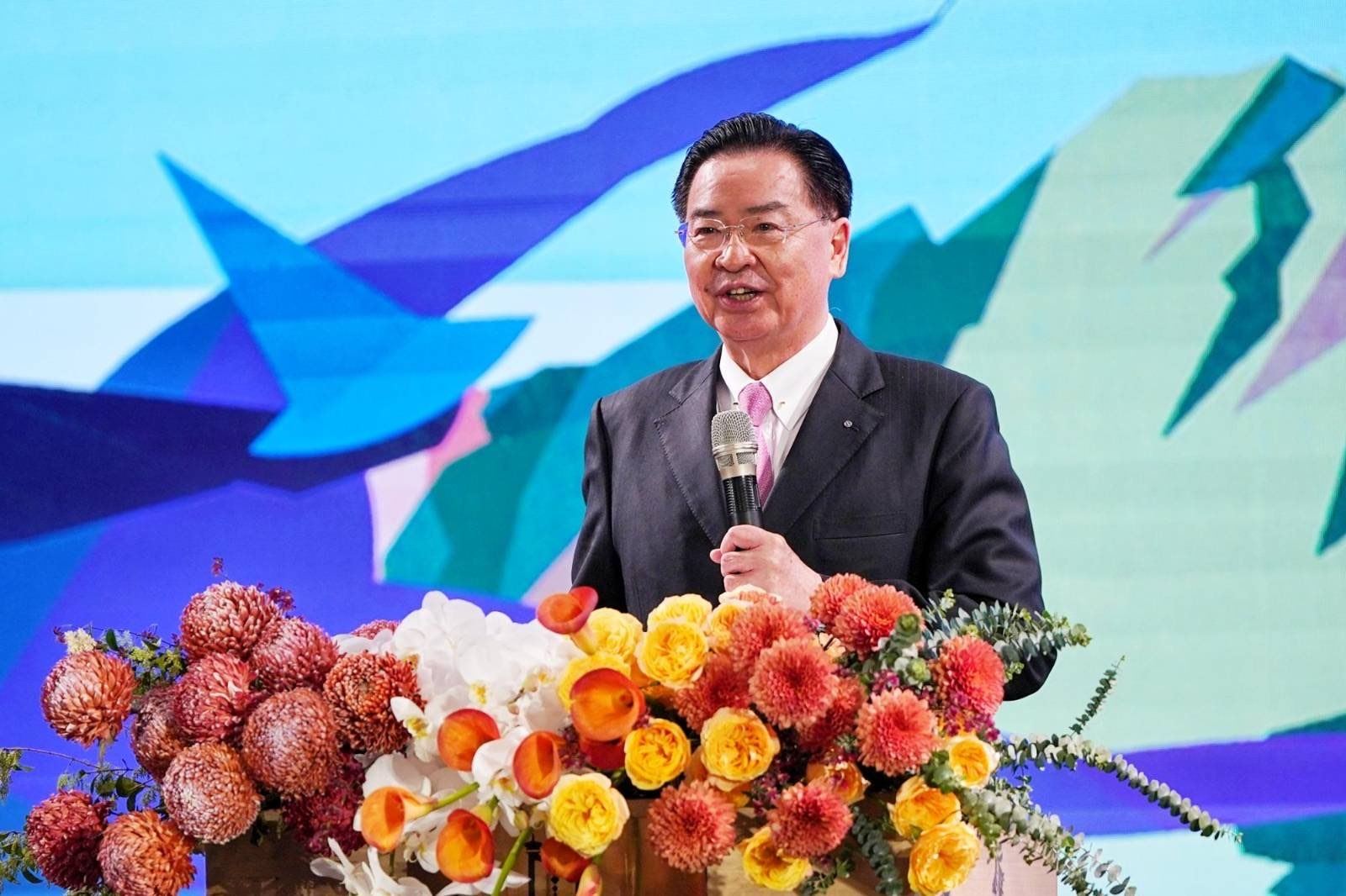 外交部長吳釗燮致詞,感謝駐台使節對我國的支持。
