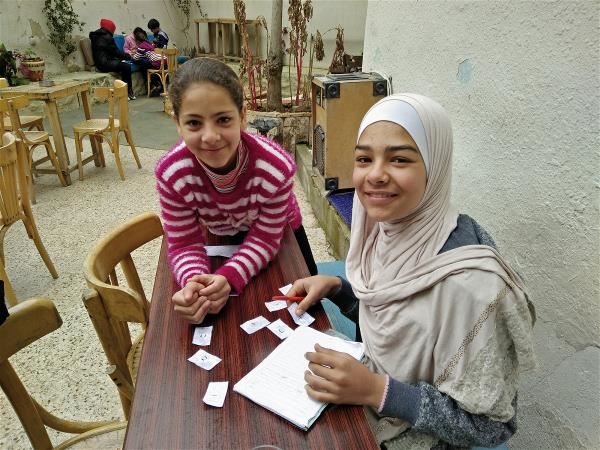 胡鈞媛每週都會挪出一點時間，設計不同的互動學習遊戲，幫助敘利亞孩子們更加理解當時所學的阿拉伯語和數學課程。