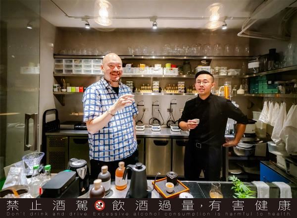入行近30年，王偉勳（左）打造實驗室，將主觀的個人經驗數據化、科學化。