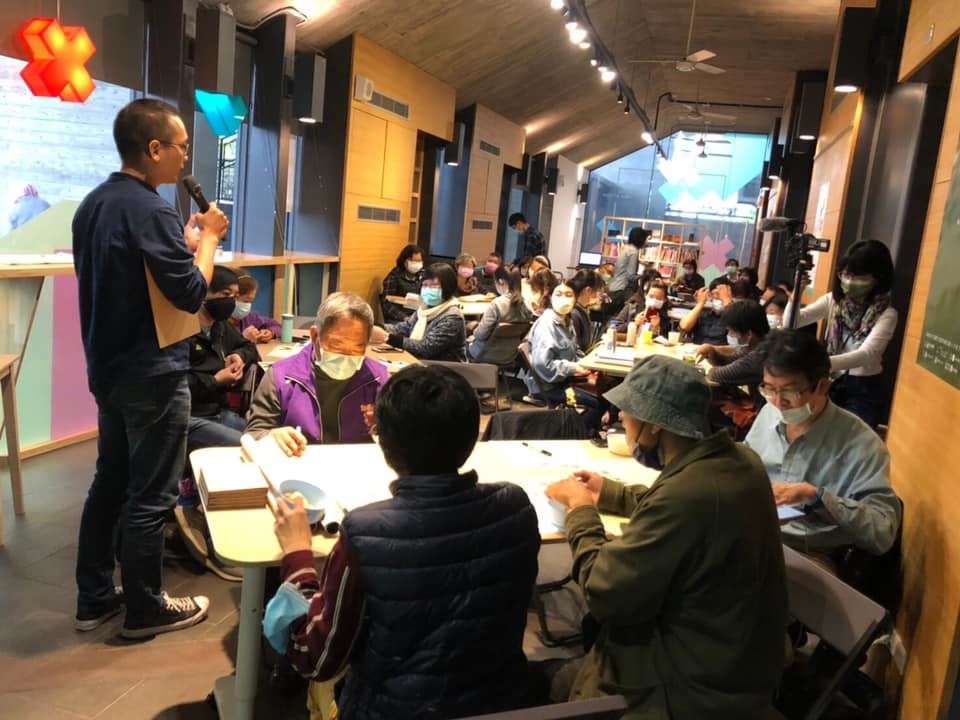 不完美創作工作室負責人吳俊毅透過社區設計工作坊引導參與者提出需要的提案想像（照片來源：吳俊毅）