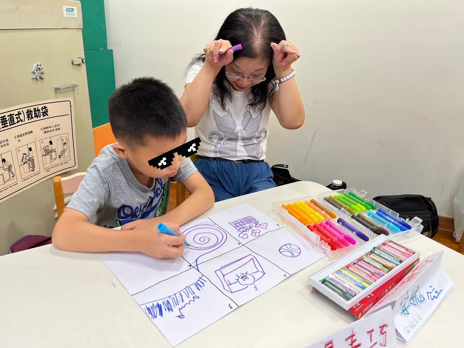 桂清媽媽(右)陪著寄養童畫畫。(南台中家扶提供)
